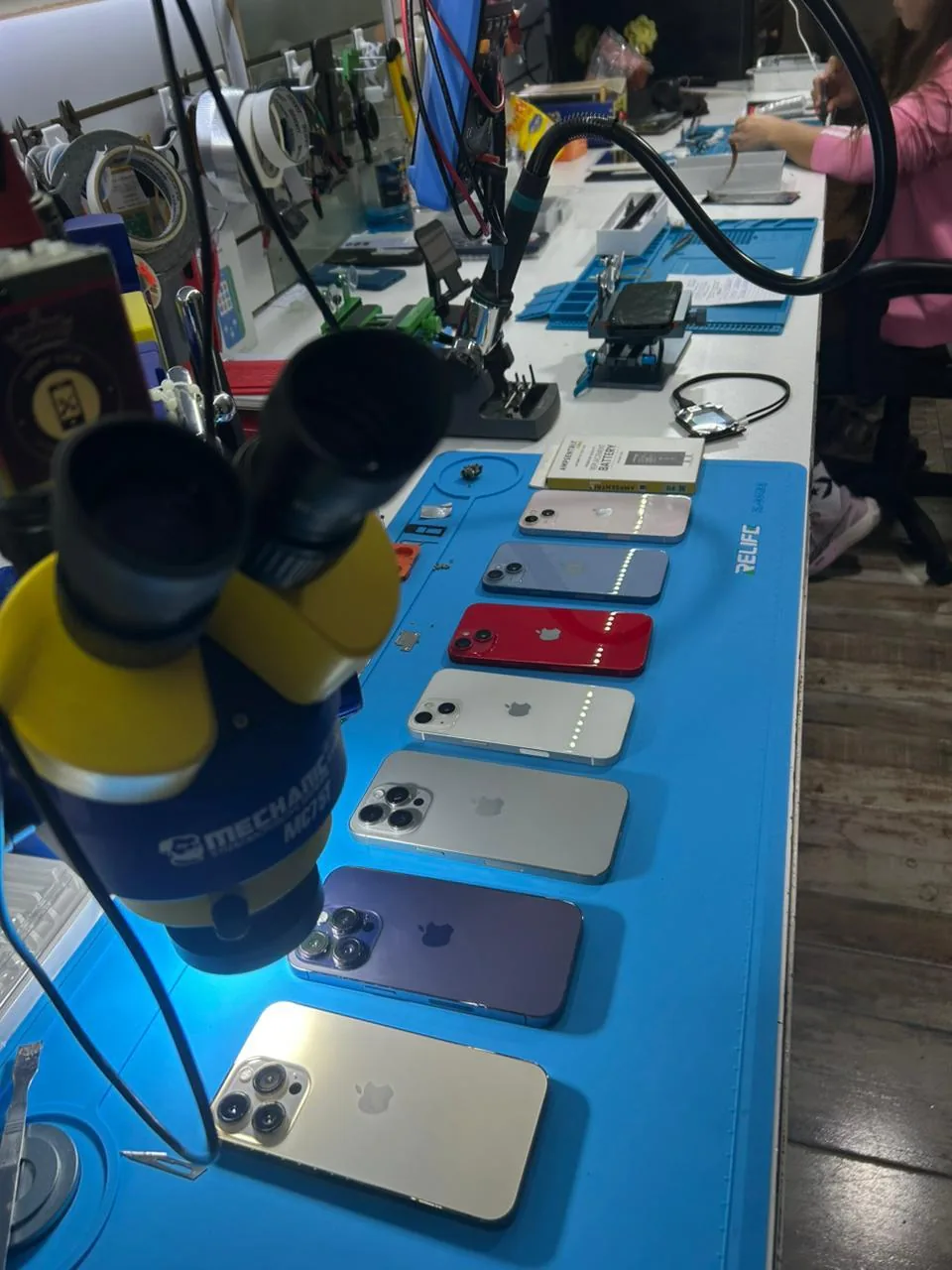 Celulares en el taller: Una jornada de reparaciones